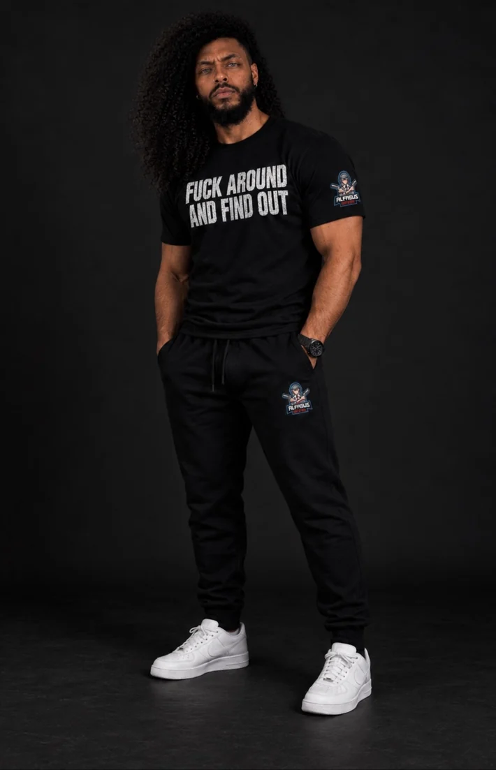 Premium Joggers og FAAFO Tee med Alfabus-emblem, helfigur